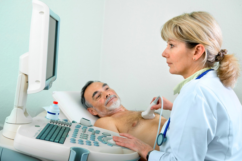 siêu âm tim được thực hiện ở quanh vùng ngực