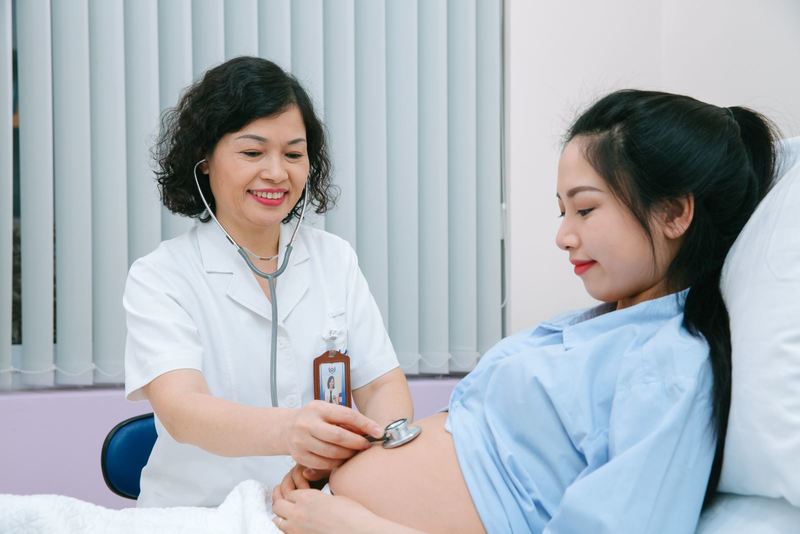 Mẹ bầu khám thai sẽ được kiểm tra sức khỏe tổng quát