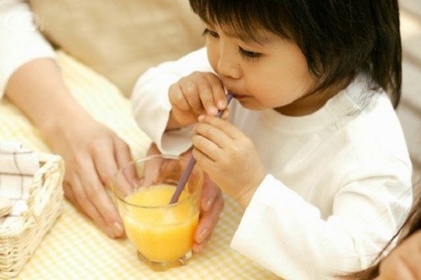 cho trẻ uống nước cam bổ sung nước bị mất khi sốt xuất huyết