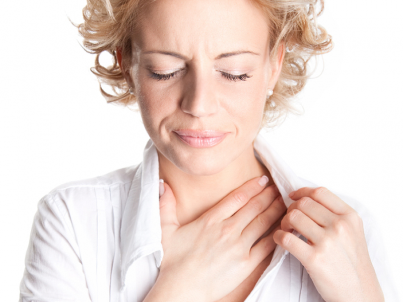 Nuốt nghẹn, đau họng có thể xuất hiện khi bệnh nhân bị ung thư thực quản