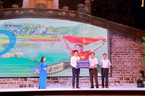 Đại diện MEDLATEC GROUP, Tổng giám đốc Nguyễn Trí Anh lên trao tặng xuất quà 500 triệu đồng cho nhân dân tỉnh Quảng Bình