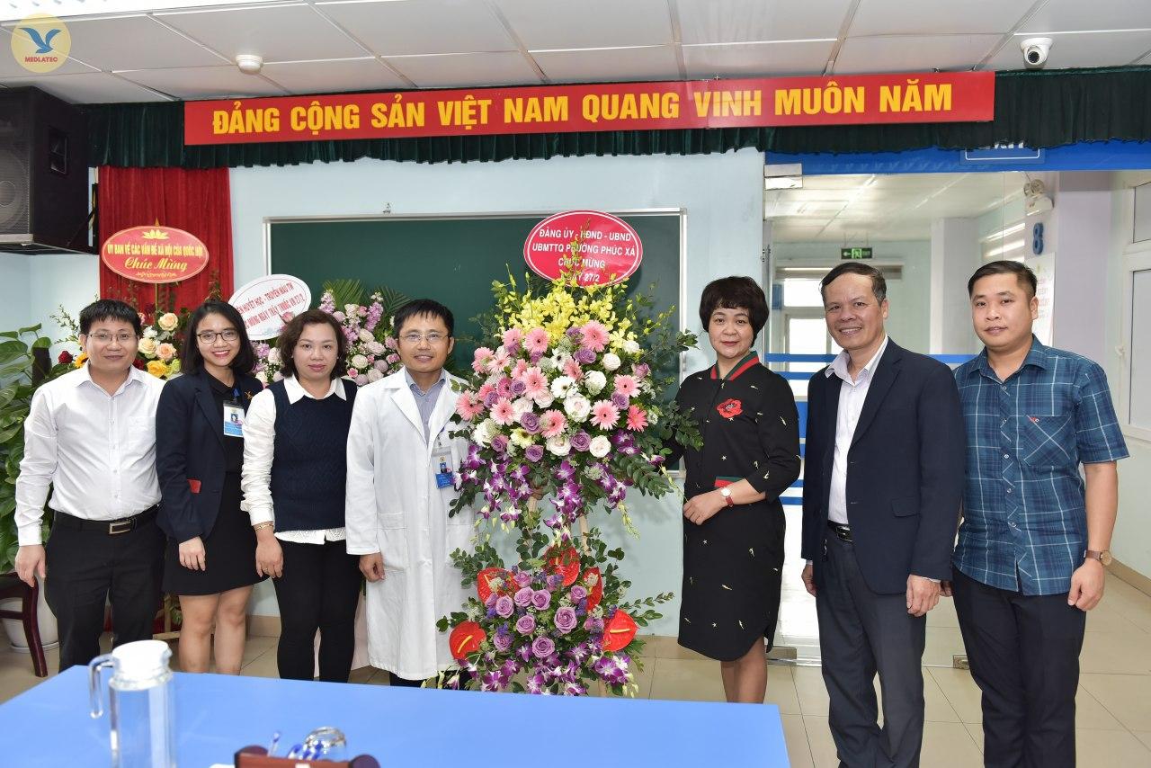 Giám đốc BVĐK MEDLATEC - ThS.BS Nguyễn Thị Kim Len (thứ 2 trái qua phải) nhận lãng hoa chúc mừng của đại diện Trường Cao Đẳng y tế Hà Nội chú mừng ngày Thầy thuốc Việt Nam.