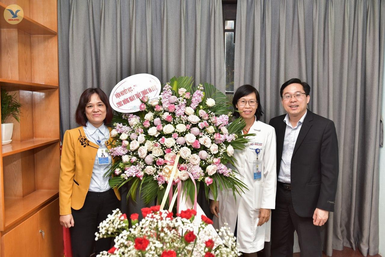 PGĐ BVĐK MEDLATEC - ThS.BS Hoàng Thị Thúy (ở giữa) đại diện BVĐK MEDLATEC nhận lãng hoa chúc mừng của Viện Huyết học và Truyền máu TW chúc mừng Y Bác sĩ BVĐK MEDLATEC nhân Ngày Thầy thuốc Việt Nam.