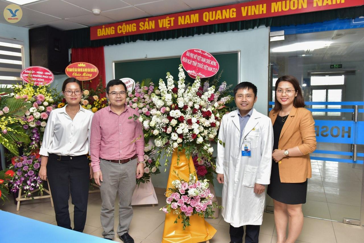 Nhà báo Phạm Phú - Đại diện Báo Phụ nữ Việt Nam (thứ 2 từ trái qua phải) chúc mừng Tập thể y, Bác sĩ Bệnh viện Đa khoa MEDLATEC