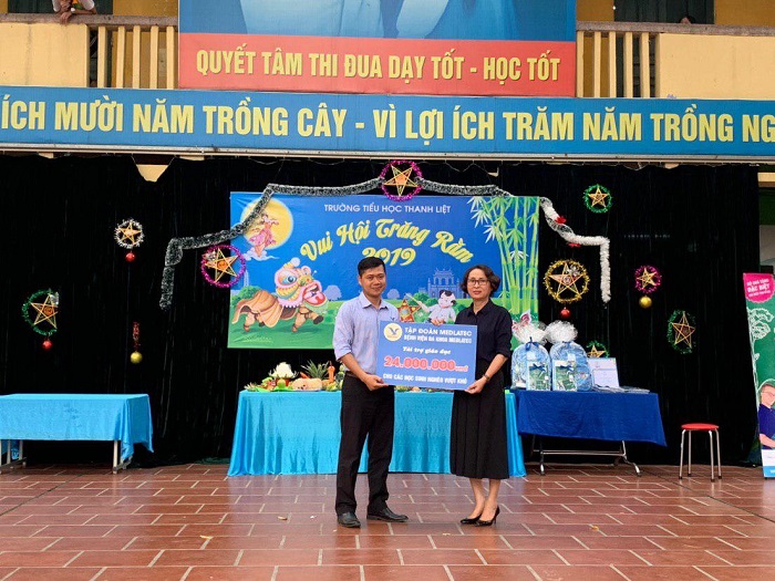 giám đốc MEDLATEC Thanh Xuân trao học bổng cho trường Tiểu học Thanh Liệt