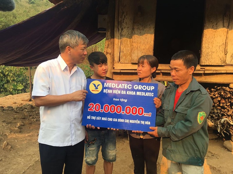 Giáo sư Nguyễn Anh Trí - Chủ tịch hội đồng cố vấn MEDLATEC trao kinh phí hỗ trợ xây nhà cho gia đình chị Nguyễn Thị Hoà