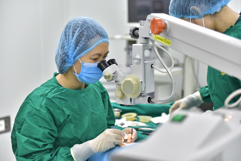 Cùng với thăm khám, chuyên khoa còn thực hiện hơn 60 loại thủ thuật phẫu thuật về mắt