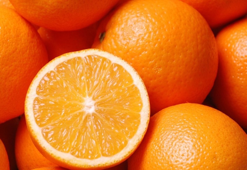 Bổ sung cam để giúp cơ thể hấp thụ chất sắt tốt hơn, từ đó tăng chỉ số hồng cầu