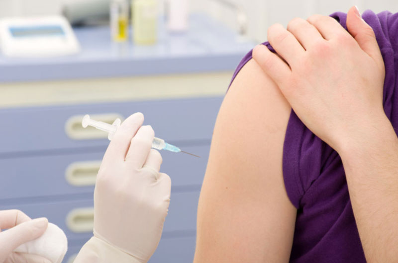 Tiêm ngừa vắc xin để phòng ngừa khả năng mắc bệnh khi đi du học