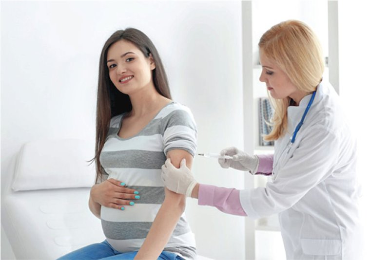 Tiêm vắc xin phòng uốn ván là việc làm cần thiết để ngăn vi khuẩn xâm nhập gây hại cho cả mẹ và bé
