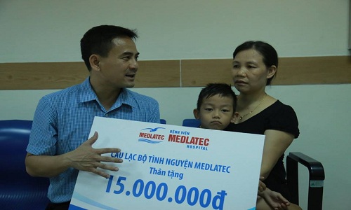 Hội thiện nguyện MEDLATEC trao 30 triệu tới hai cháu bị bệnh tan máu bẩm sinh