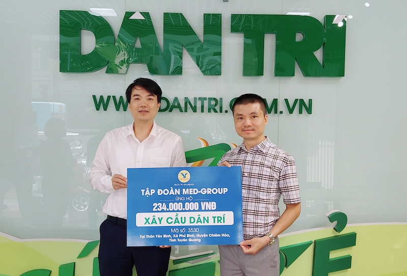Tại Báo điện tử Dân trí, Phó Tổng Giám đốc Phạm Duy Hùng đại diện Tập đoàn MED-GROUP trao tặng tài trợ trị giá 234 triệu đồng ủng hộ vào dự án xây cầu Dân trí.