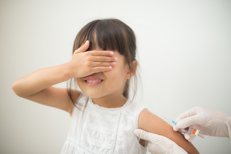 Trẻ cần được tiêm vắc xin thủy đậu khi đủ tuổi để phòng bệnh