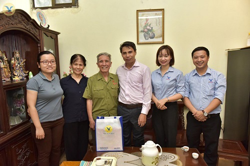 Cán bộ Nguyễn Văn Nghiêm tặng quà gia đình thương binh liệt sĩ