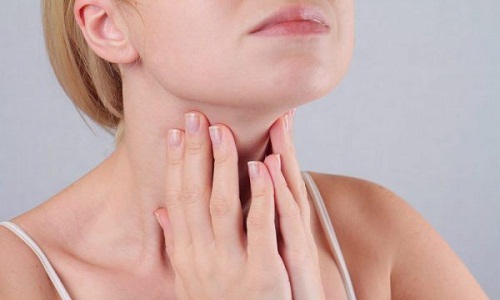Biểu hiện nuốt vướng ở cổ có thể là dấu hiệu của ung thư tuyến giáp giai đoạn đầu