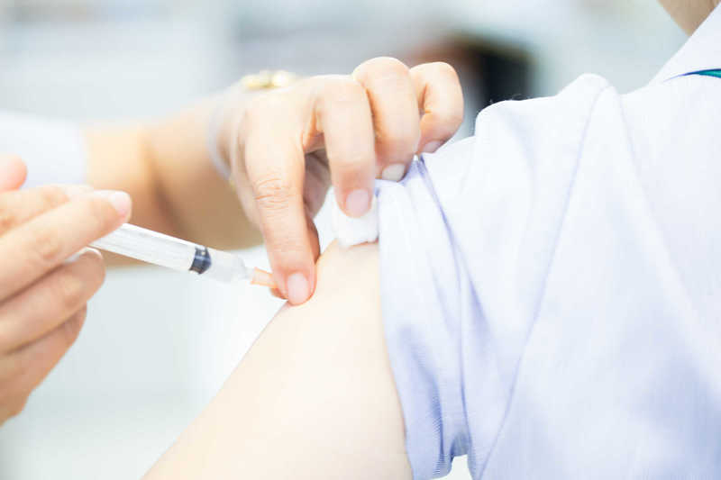 Tiêm vắc xin viêm gan B ở người lớn