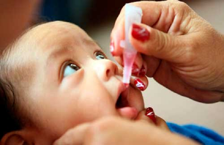 Bố mẹ nên theo dõi trẻ sau khi uống vắc xin rota xem có phản ứng phụ nào không, nếu có cần báo cho cán bộ y tế