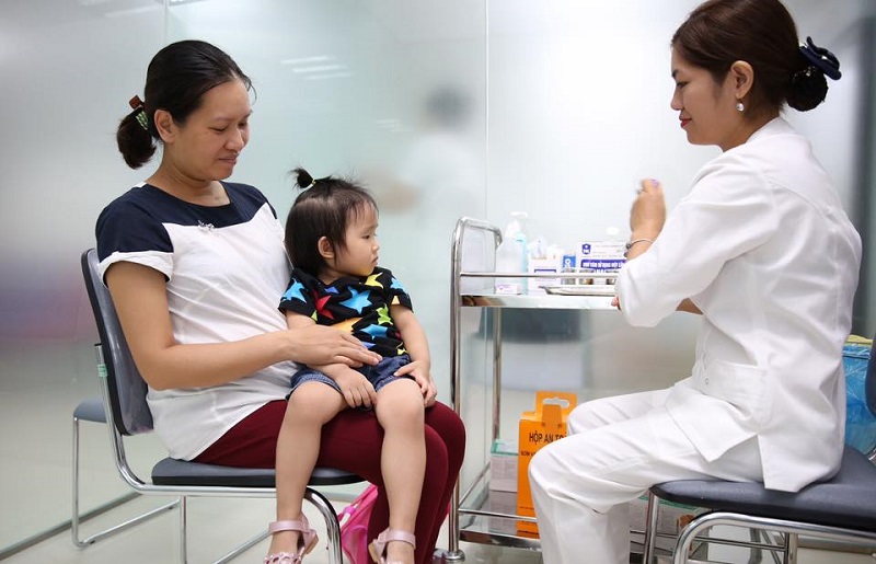 Phụ huynh nên cho trẻ tiêm vắc xin đúng lịch và đủ mũi