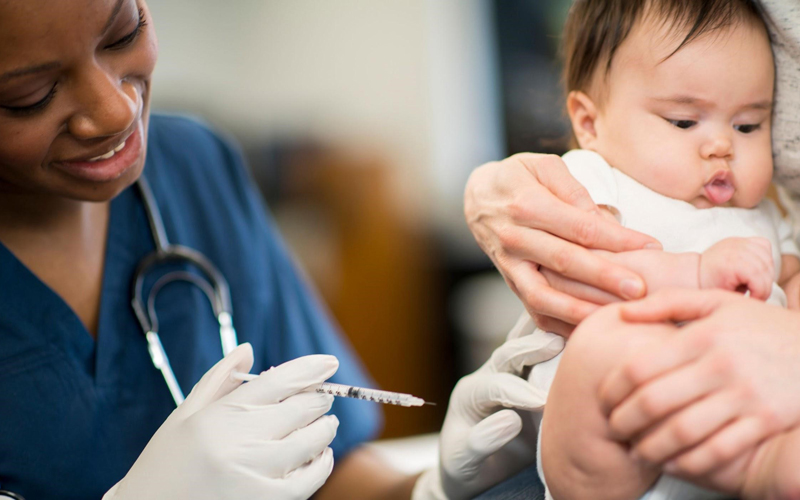 Nên tiêm phòng vắc xin cho trẻ tại các cơ sở y tế uy tín để tránh những tác dụng phụ không mong muốn