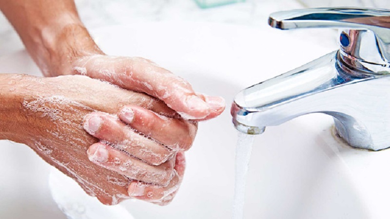 Thường xuyên rửa tay bằng nước sát khuẩn hoặc xà phòng để ngừa Corona