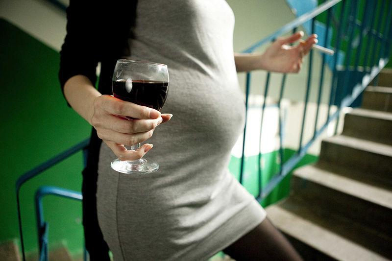 Thói quen sử dụng rượu, thuốc lá của bà bầu có thể là nguyên nhân gây ra dị tật cho con