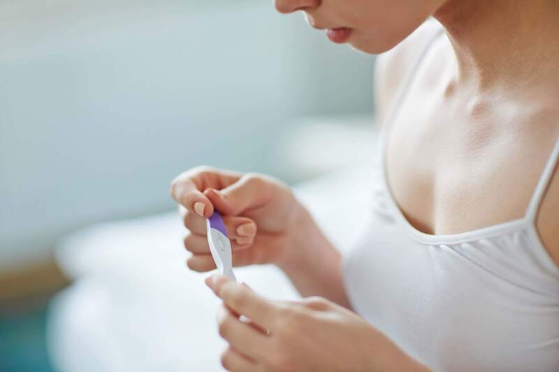 Que thử thai được sử dụng để biết có thai hay không một cách nhanh chóng