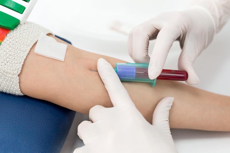 Các bác sĩ đang thực hiện thao tác lấy máu người bệnh để làm xét nghiệm đông cầm máu