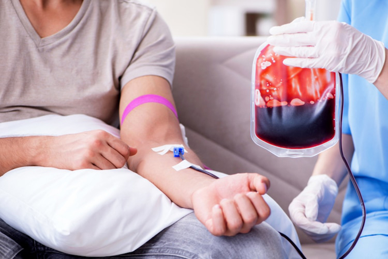 Xét nghiệm xác định nhóm máu để đảm bảo an toàn cho quá trình truyền máu