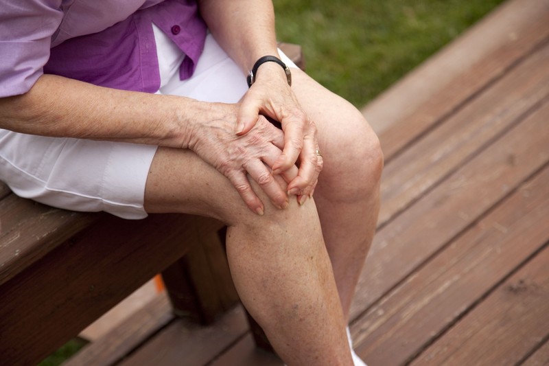 Làm thế nào để chẩn đoán đau khớp gối ở người già?
