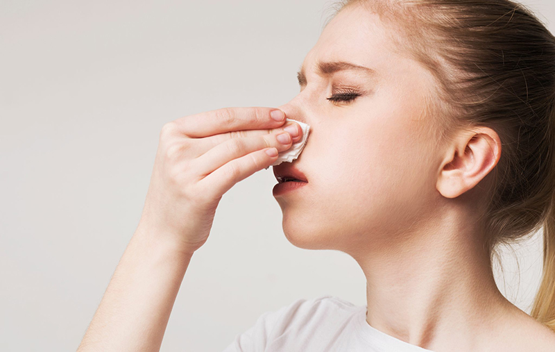 Khô mũi chảy máu là triệu chứng gì?