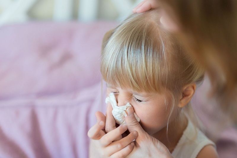 Thuốc trực tiếp vào mũi có thể làm gì để ngừng máu cho trẻ?
