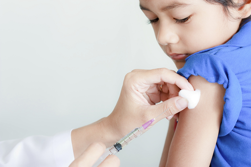 Bị sưng tại chỗ tiêm vắc xin cần làm gì và tư vấn của chuyên gia