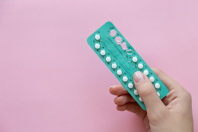 Thuốc tránh thai kết hợp gồm những loại hormone nào và tác động của chúng đến kinh nguyệt?
