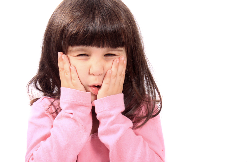 Những triệu chứng của sâu răng và sưng lợi ở trẻ em là gì?
