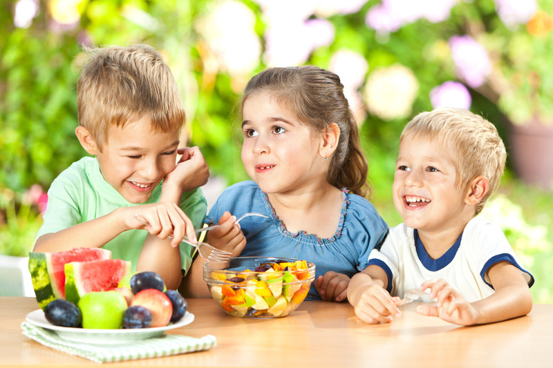 Làm thế nào để khuyến khích trẻ em 11 tuổi tiêu thụ chất xơ và rau xanh để giảm mỡ bụng?
