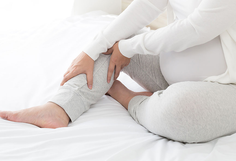 Có những biện pháp tự nhiên nào có thể giúp giảm đau chân khi mang bầu?
