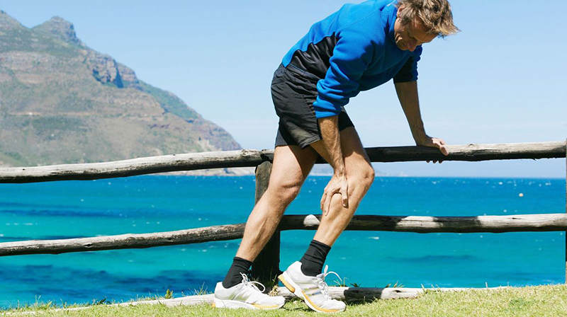 Vì sao bắp chân có thể bị đau khi duỗi thẳng?
