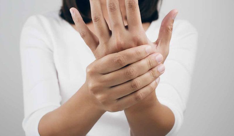 Nhận biết và điều trị tình trạng tê bì chân tay nguyên nhân thường gặp