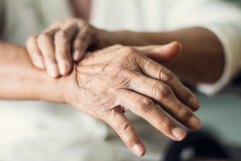Triệu chứng run ở bệnh Parkinson thường xuất hiện ở tư thế nào?
