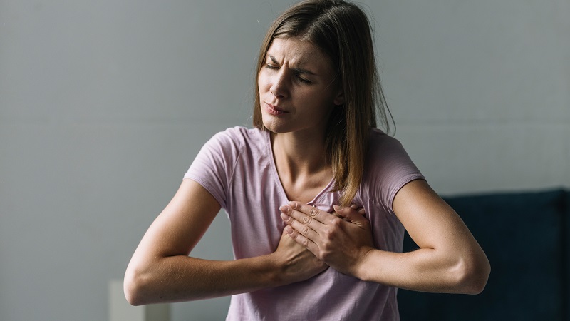 Làm thế nào để phân biệt đau ngực do vấn đề tim và do vấn đề hô hấp?
