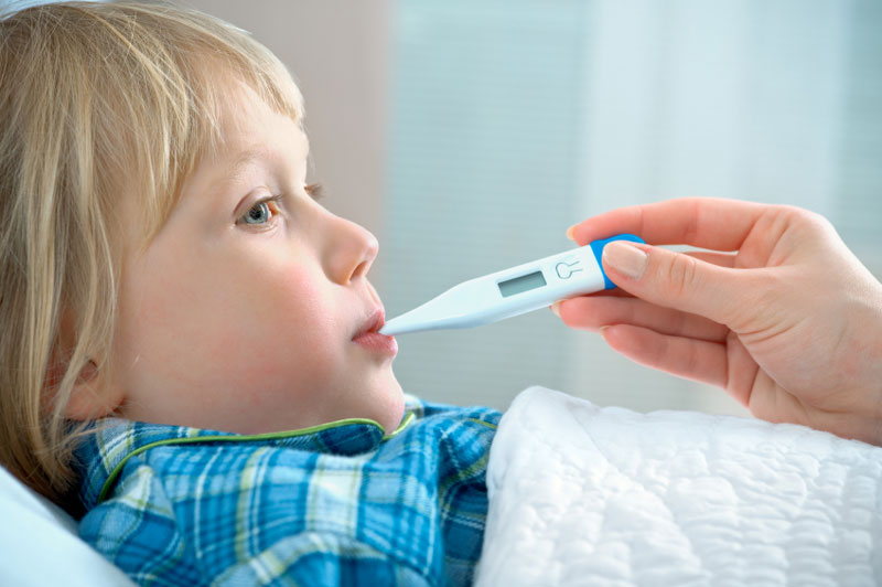 Có phương pháp nào để đo và ghi nhận nhịp tim của trẻ em khi bị sốt?
