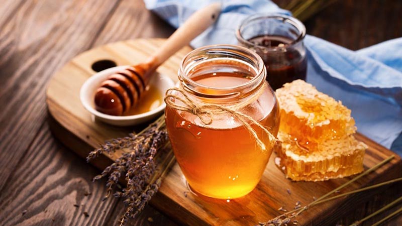 Mật ong là một loại chất ngọt tự nhiên được ong thợ sản xuất từ các bộ phận sống của cây, như lá, hoa, chồi.