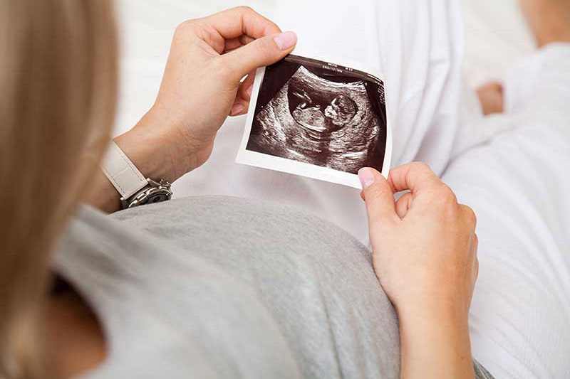 Có những nguy cơ nào liên quan đến việc siêu âm hàng tuần cho thai nhi?
