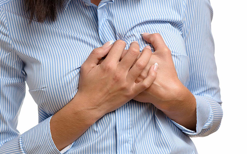 Hướng dẫn  đau tức ngực ở phụ nữ nhận biết và xử lý