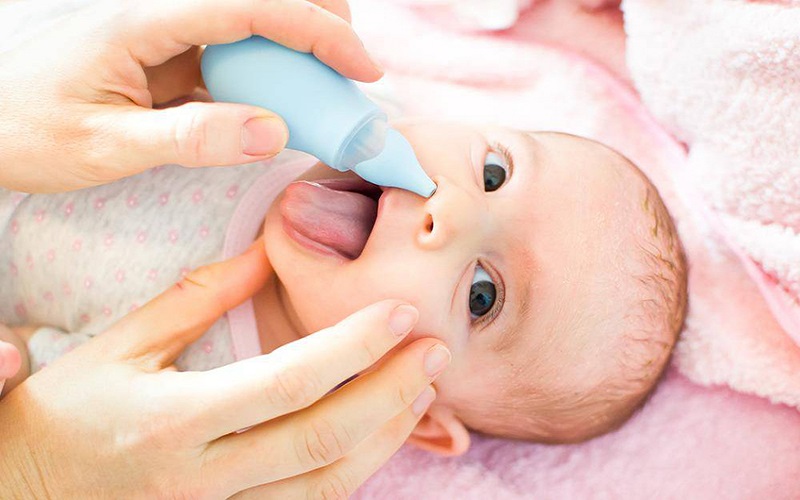 Tình trạng trẻ sơ sinh thở khò khè khi bú và cách giúp bé thoải mái