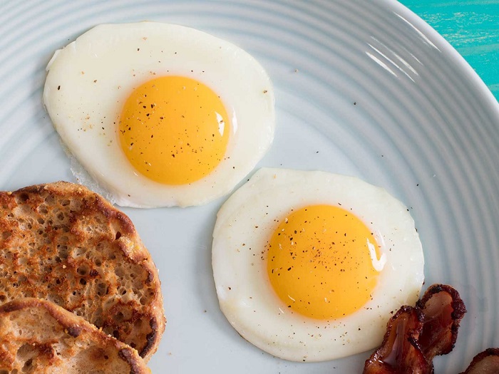 Có những loại thực phẩm khác cần hạn chế khi ăn trứng trong trường hợp mỡ máu cao?
