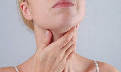 Các triệu chứng của bướu cổ và u tuyến giáp là gì?
