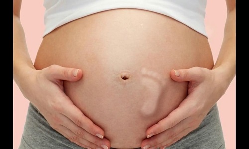 Có những yếu tố nào có thể ảnh hưởng đến việc đạp của em bé trong bụng mẹ?
