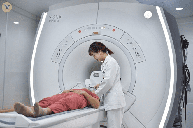 Có những rủi ro hoặc hạn chế nào liên quan đến việc chụp cộng hưởng từ (MRI) và chụp cắt lớp (CT)? Có những nhóm người nào nên cần thận trọng khi sử dụng các phương pháp này không?
