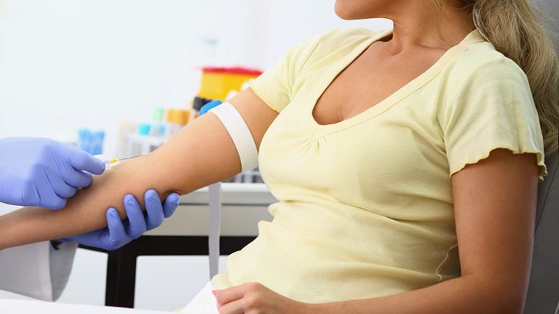 Kiểm tra và giải thích kết quả xét nghiệm máu có thai đầy đủ